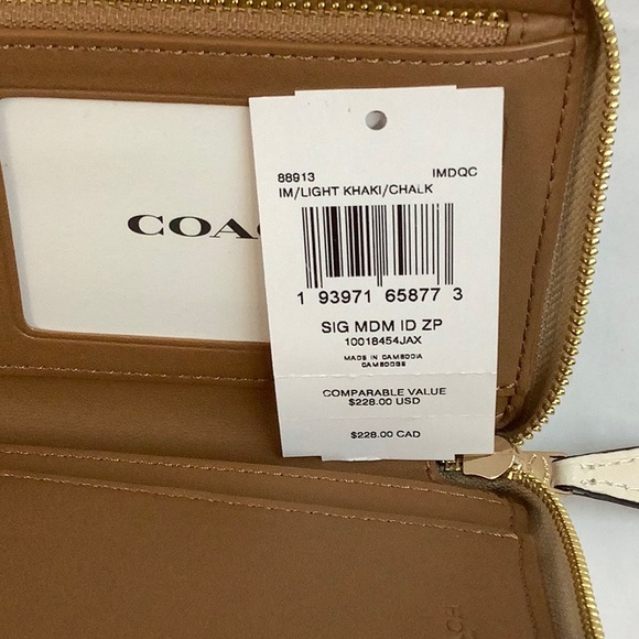 NWT- COACH- Medium Zip Around Wallet - Picture 5 of 5